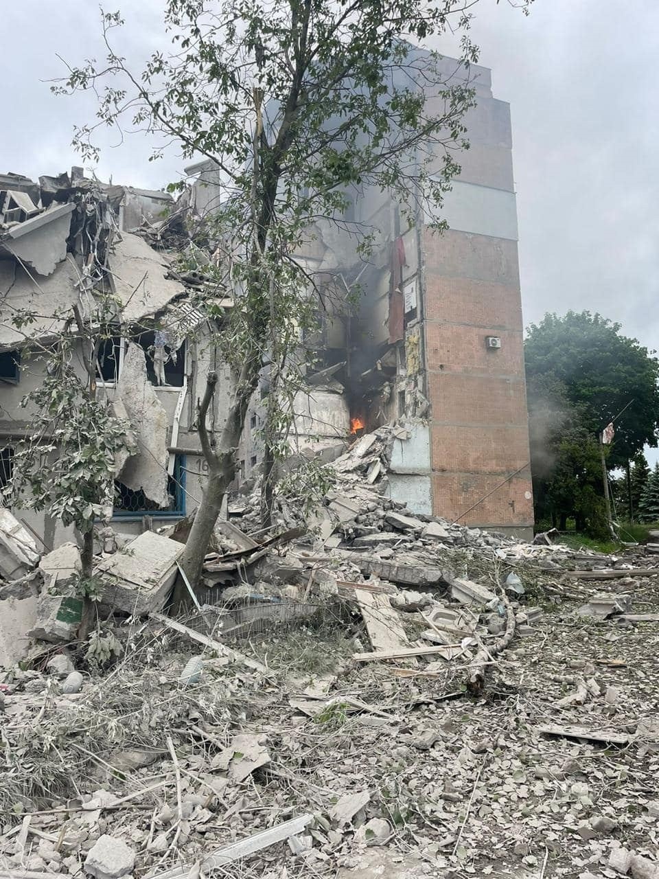  V Avdejevke sa po nálete rakiet zrútila výšková budova