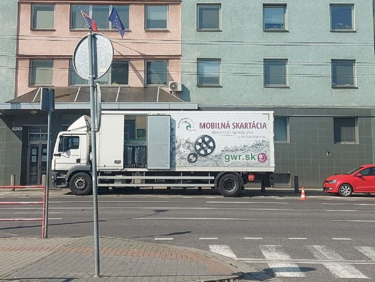 mobilné skartovacie vozidlo pred budovou bratislavského colného úradu finančného riaditeľstva SR na Miletičovej ulici