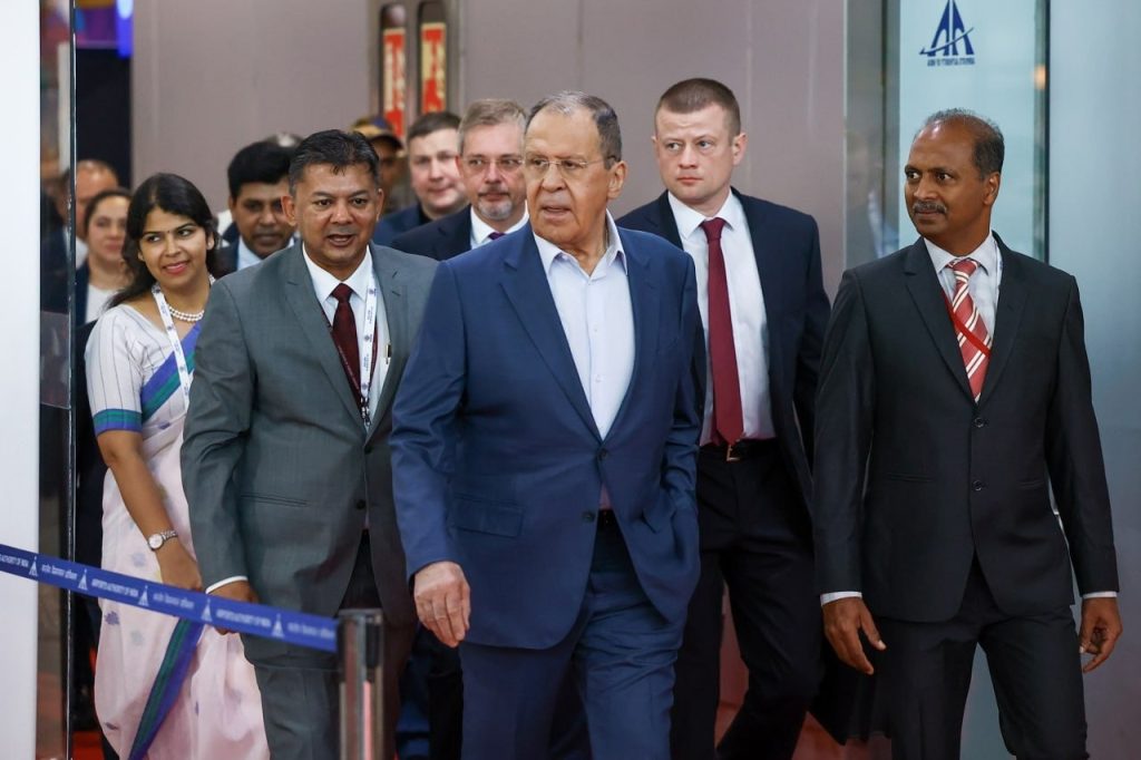 Lavrov prichádza do Goa na stretnutie ministrov zahraničných vecí ŠOS