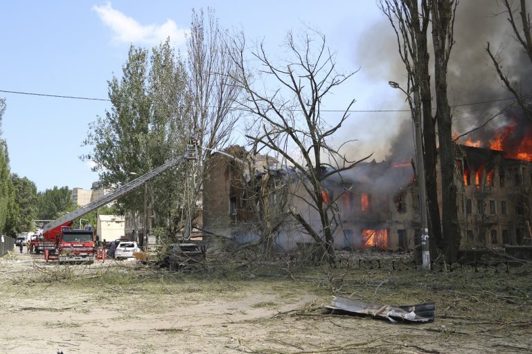 Ruská raketa zasiahla kliniku v Dnipre na východe Ukrajiny, hlásia mŕtveho a 15 zranených