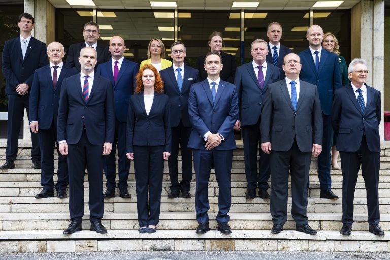 Spoločná fotografia Ľudovíta Ódora s členmi novej vlády