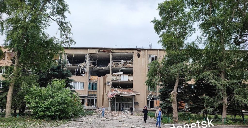 V Donecku je hlásený útok na výskumný ústav v blízkosti Pokrovského trhu