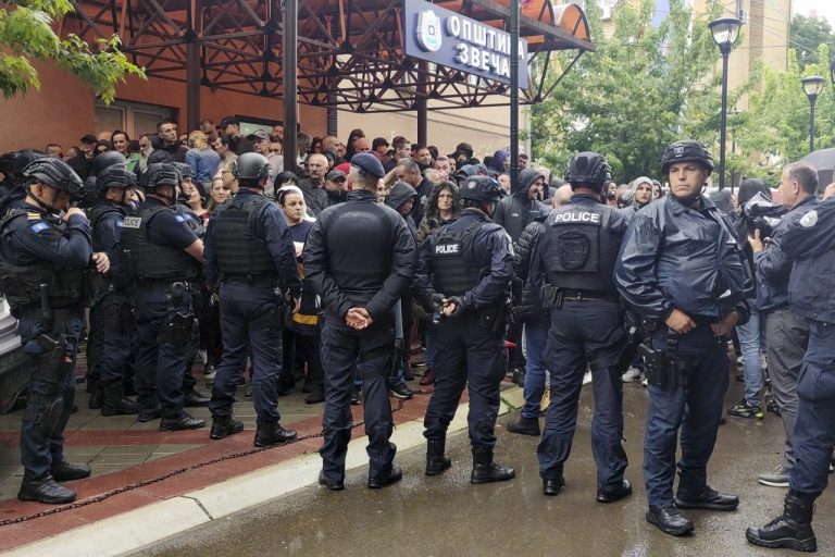 Srbský prezident Aleksandar Vuèiè nariadil armáde bojovú pohotovos v reakcii na protesty v Kosove