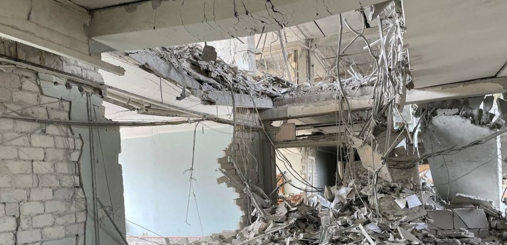 Nové fotografie následkov ostreľovania budovy výskumného ústavu v Kalynskom okrese Donecka