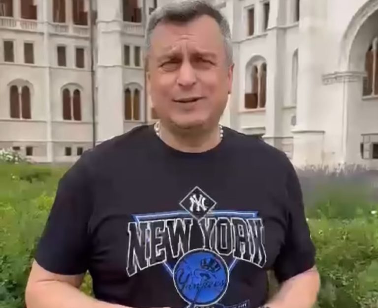 Fotografia predsedu Slovenskej národnej strany Andreja Danka v tričku s nápisom New York Yankees