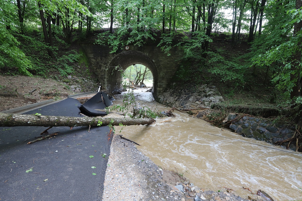 Výstrahy pred povodňami naďalej platia v okresoch Lučenec a Košice a okolie