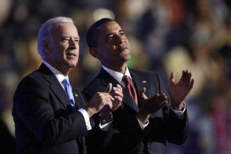 Bývalý americký prezident Barack Obama a súčasný americký prezident Joe Biden