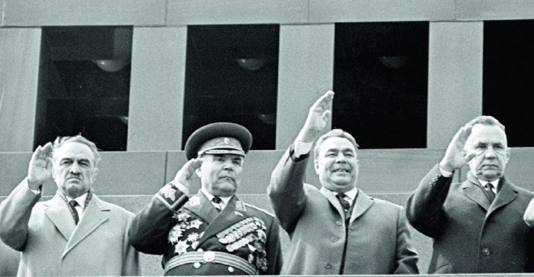 Na fotografii z roku 1965 (zľava doprava) Anastasa Mikojana, maršala Sovietskeho zväzu Rodiona Malinovského, Leonida Brežneva a Alexeja Kosygina, ako si pripomínajú 20. výročie víťazstva nad nacistami