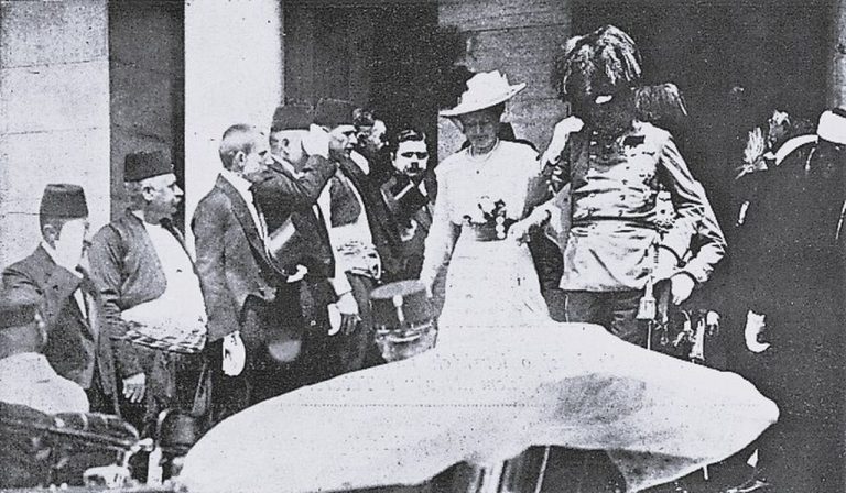 František Ferdinad s manželkou opúšťajú radnicu v Sarajeve