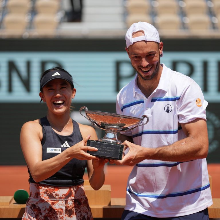 nemecký tenista Tim Pütz spoločne s Japonkou Miju Katovou