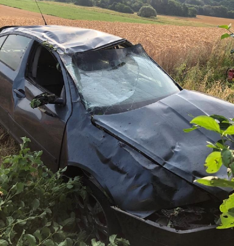 Pri havárii auta na ceste medzi Hanušovcami nad Topľou a obcou Bystré zahynul nepripútaný 22-ročný spolujazdec