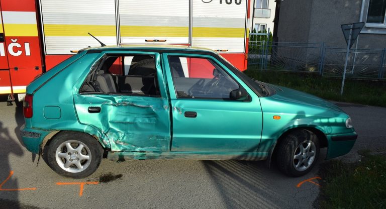 Po zrážke s autom v Malých Hostiach sa zranil motocyklista