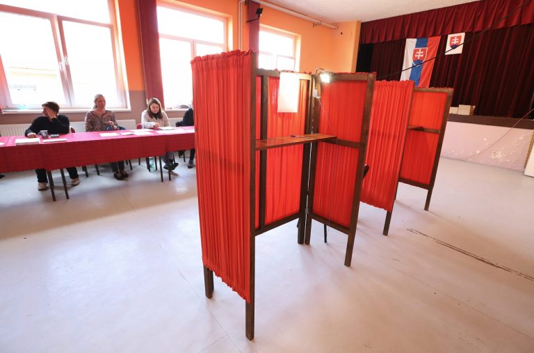 volebná miestnosť voľby komisia plenta volebná urna