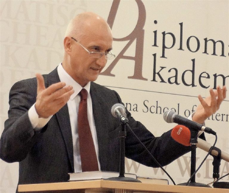 dramatik, politik, diplomat a najčítanejší, najprekladanejší slovenský spisovateľ Jozef Banáš ako prednášajúci na Diplomatickej akadémii vo Viedni