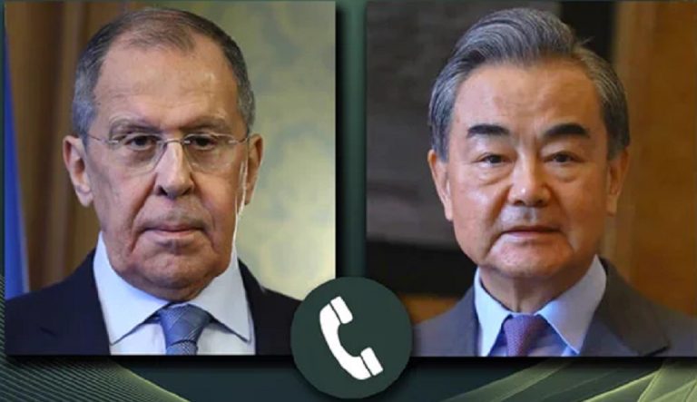 Najvyšší čínsky diplomat Wang Yi a ruský minister zahraničných vecí Sergej Lavrov