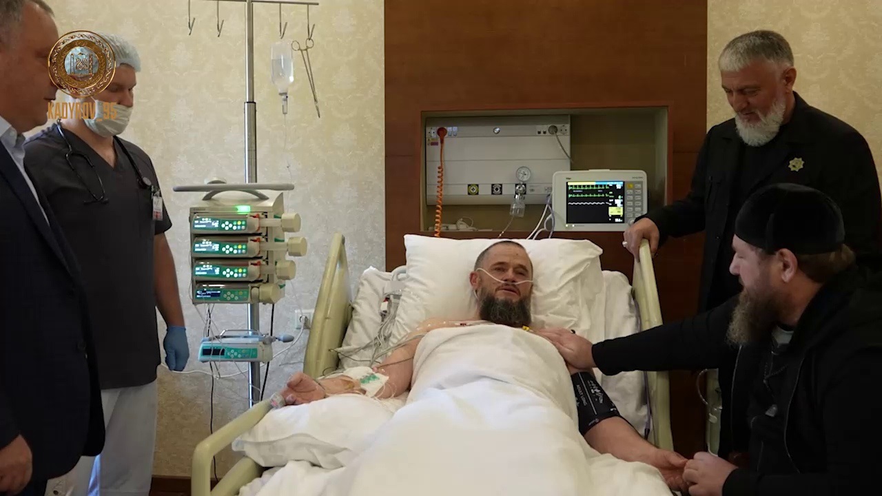 Kadyrov vpravo, v rohu dole, drží ruku na strýkovi, ktorý je na posteli