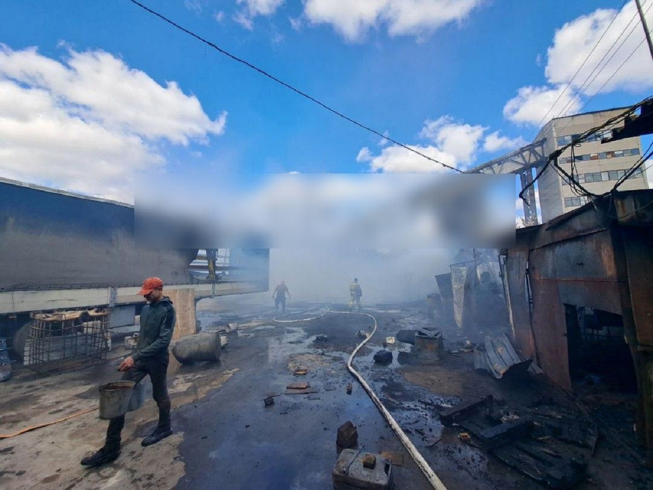 V meste Zugres v okupovanej časti Doneckej oblasti došlo k požiaru na území skladu automobilov