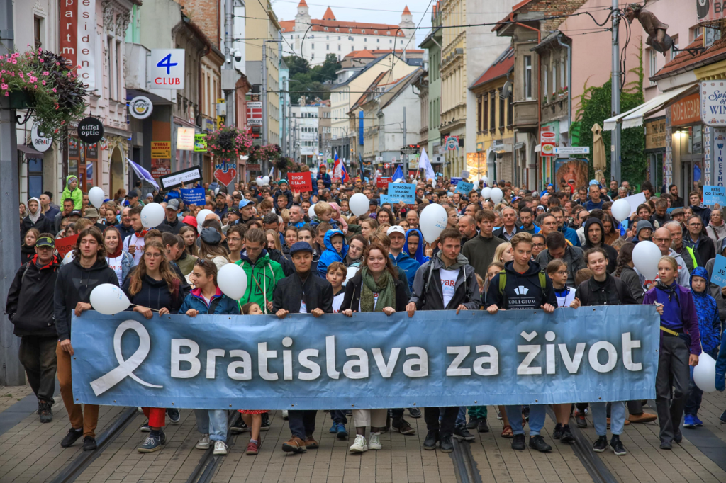 Ľudia v uliciach Bratislavy dali v nedeľu politikom jasne najavo, čo je dôležité