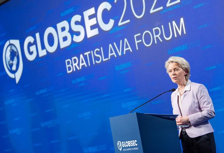 Ursula von der Leyen na fóre GLOBSECu v roku 2022. GLOBSEC je prisatý na štátnom rozpočte už poriadne dlho.