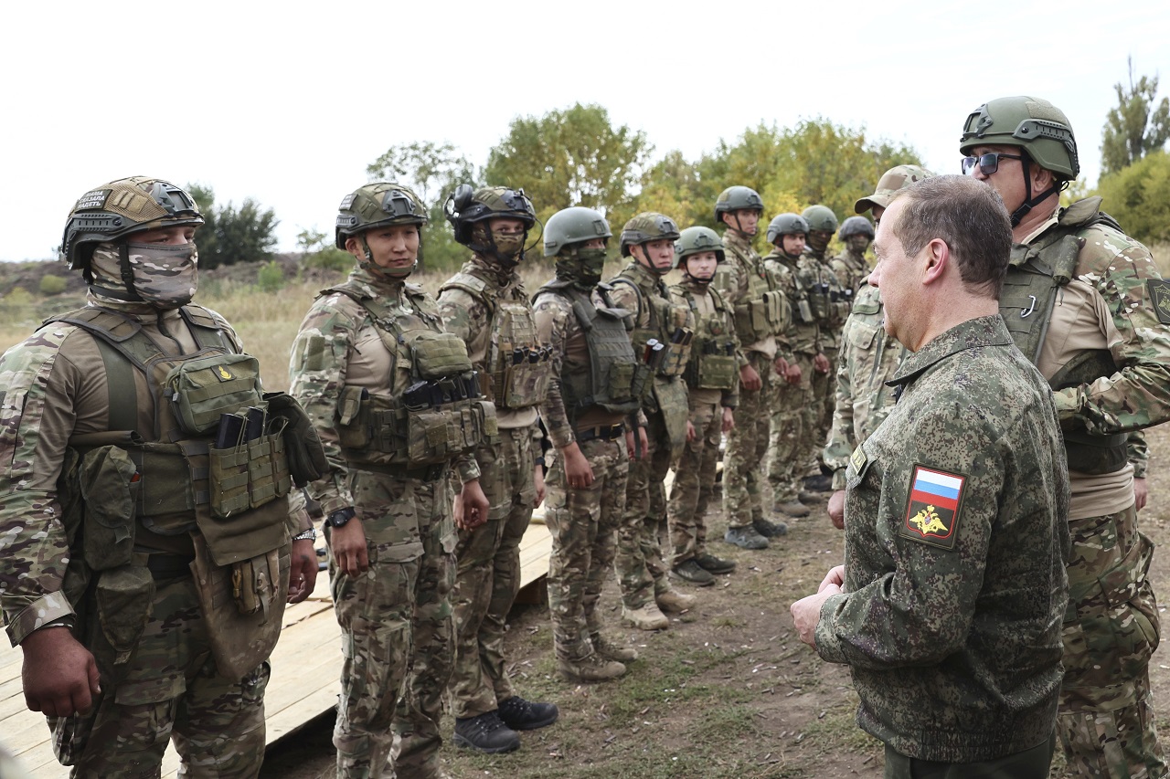 Dmitrij Medvedev navštívil vojenské náborové centrum v Doneckom regióne
