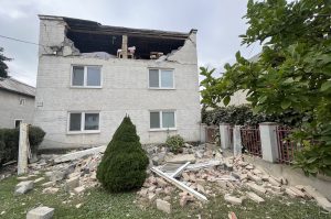Poškodený dom po zemetrasení v obci Ďapalovce