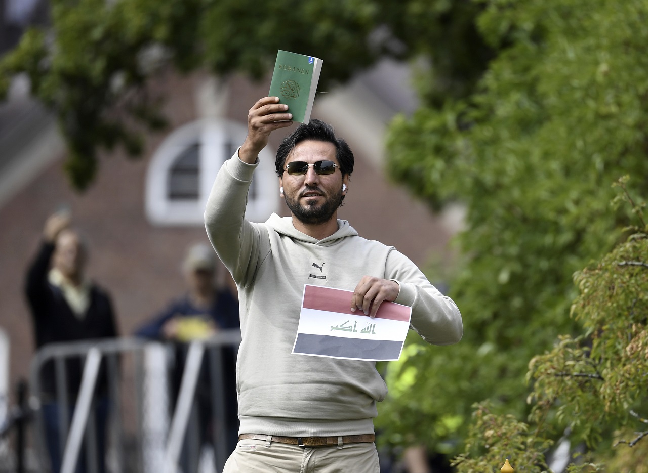 Švédsko deportuje Iračana páliaceho Korán