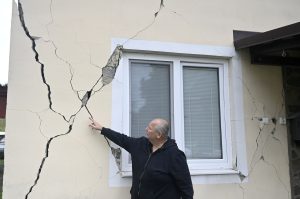 Poškodený dom po zemetrasení v obci Baškovce