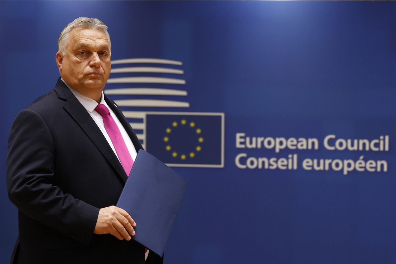 Tí, ktorí podporujú masovú migráciu, podporujú terorizmus, tvrdí maďarský premiér Orbán