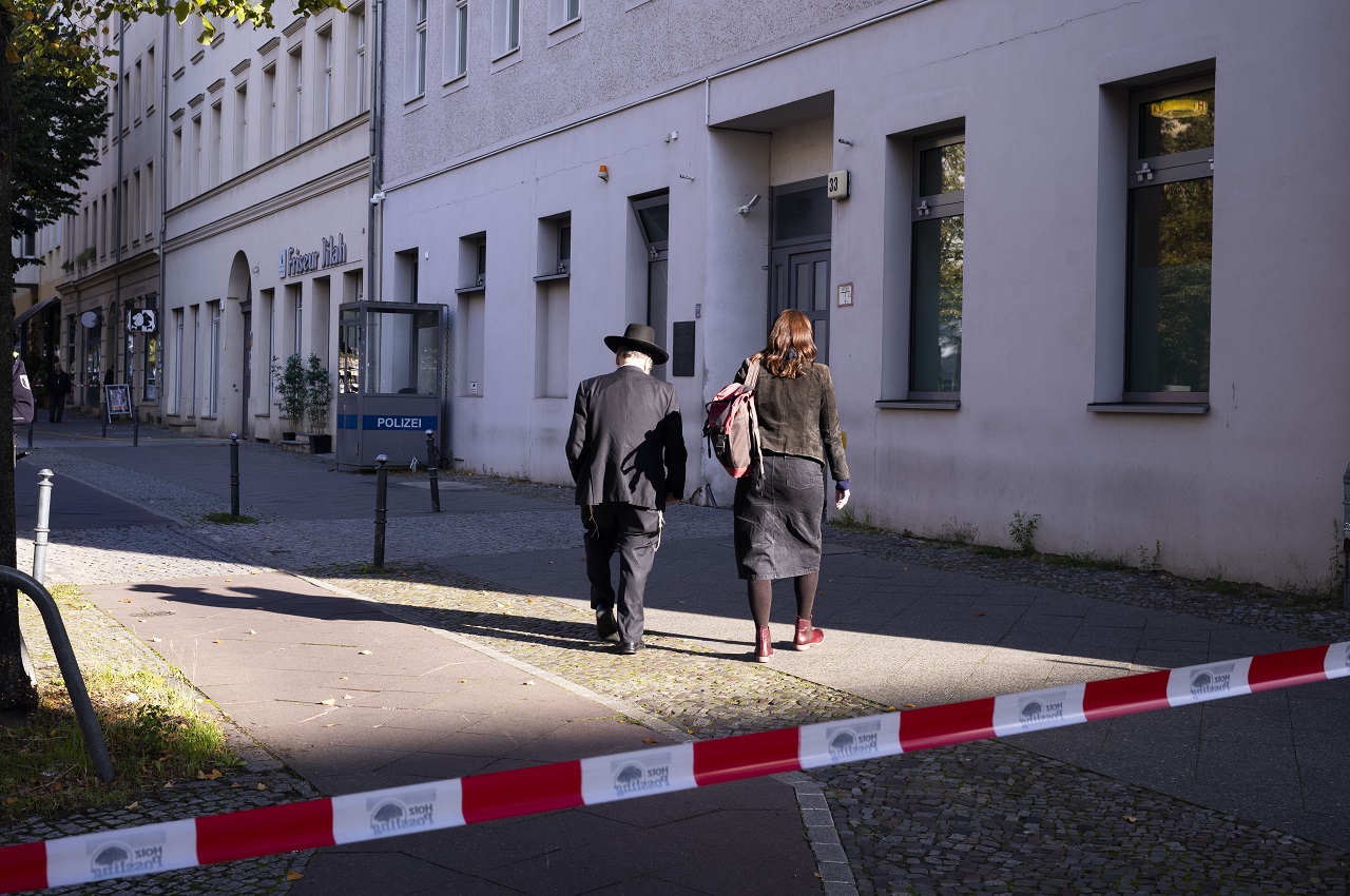 Pri moslimských nepokojoch v Berlíne bolo zranených 20 policajtov a zatknutí muži za zmarený teroristický útok na synagógu