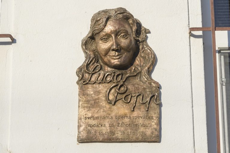 Odhalenie pamätnej tabule sopranistky Lucie Poppovej na budove Obecného úradu v Záhorskej Vsi