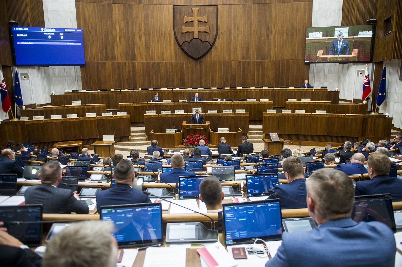 Poslanci sa zídu opäť v utorok, pokračovať majú v diskusii k PVV