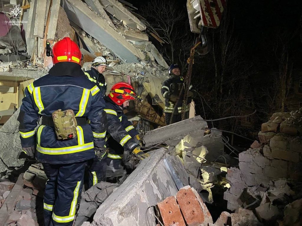 Po raketovom útoku v meste Selidovo v Doneckej oblasti sa čiastočne zrútila štvorposchodová budova