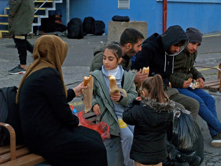 Utečenci pred Hlavnou stanicou v Bratislave