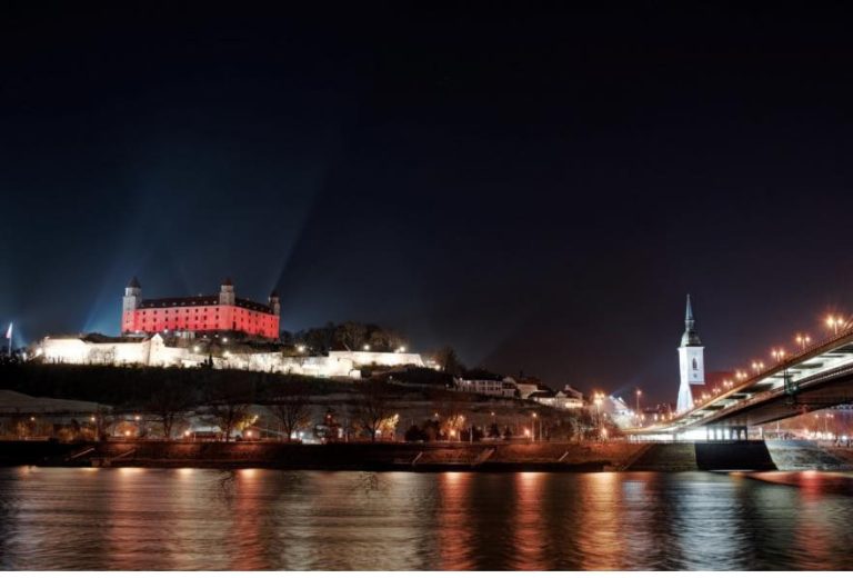 Bratislavský hrad Červená streda nasvietenie