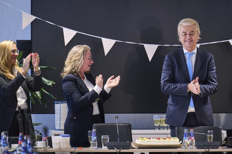 výsledky parlamentných volieb v Holandsku potvrdzujú víťazstvo populistu Geerta Wildersa