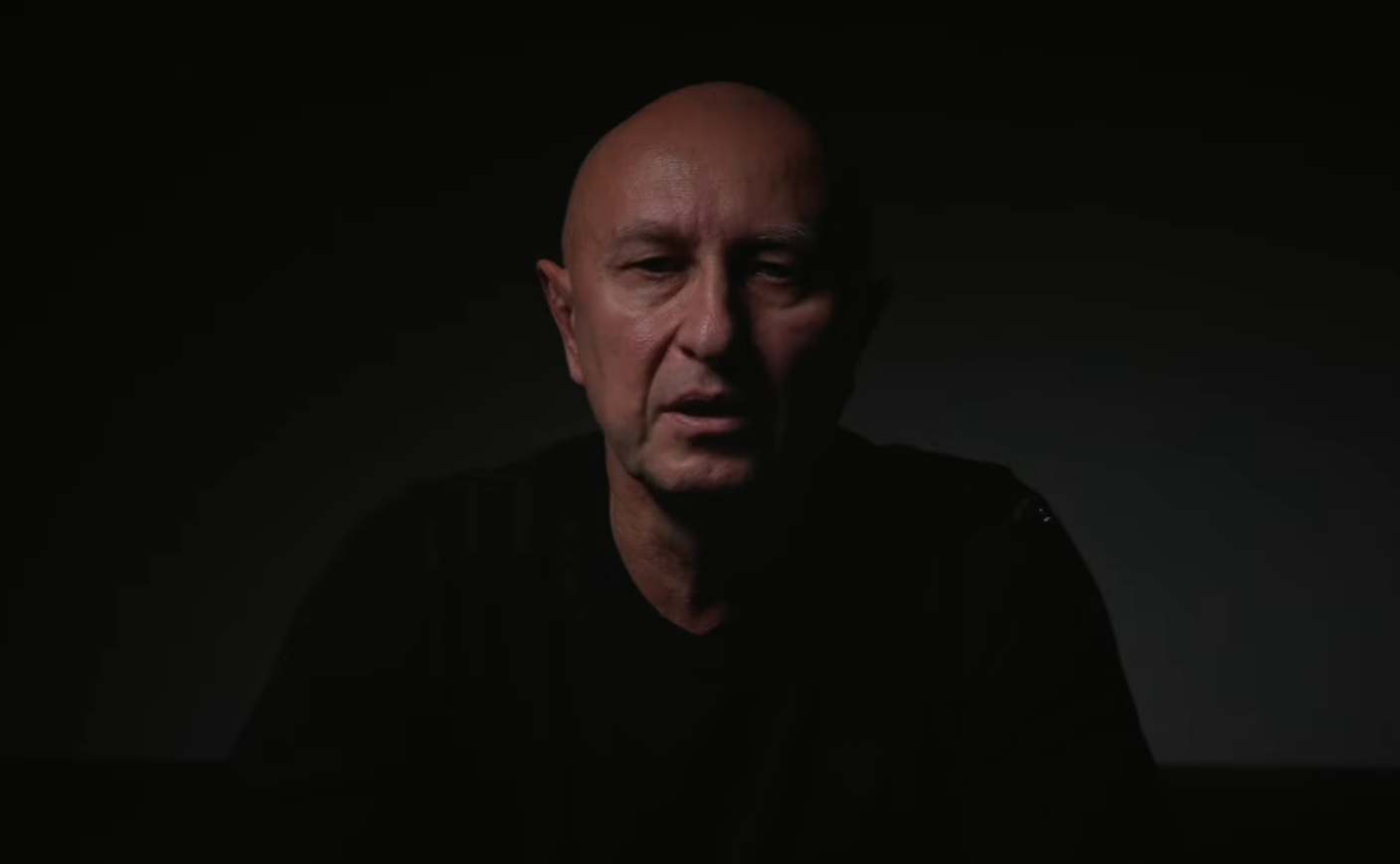 Zoroslav zverejnil novoročné video. Na mušku si vzal Daniela Lipšica a jeho autonehodu