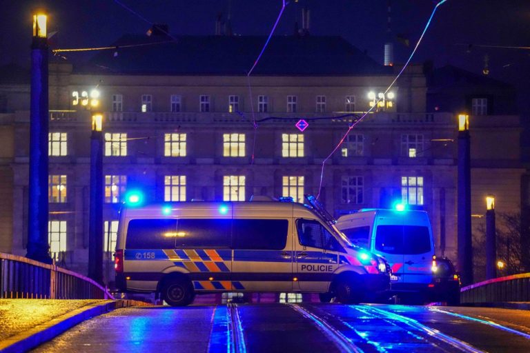 Pri streľbe na univerzite v Prahe prišlo o život najmenej 15 ľudí