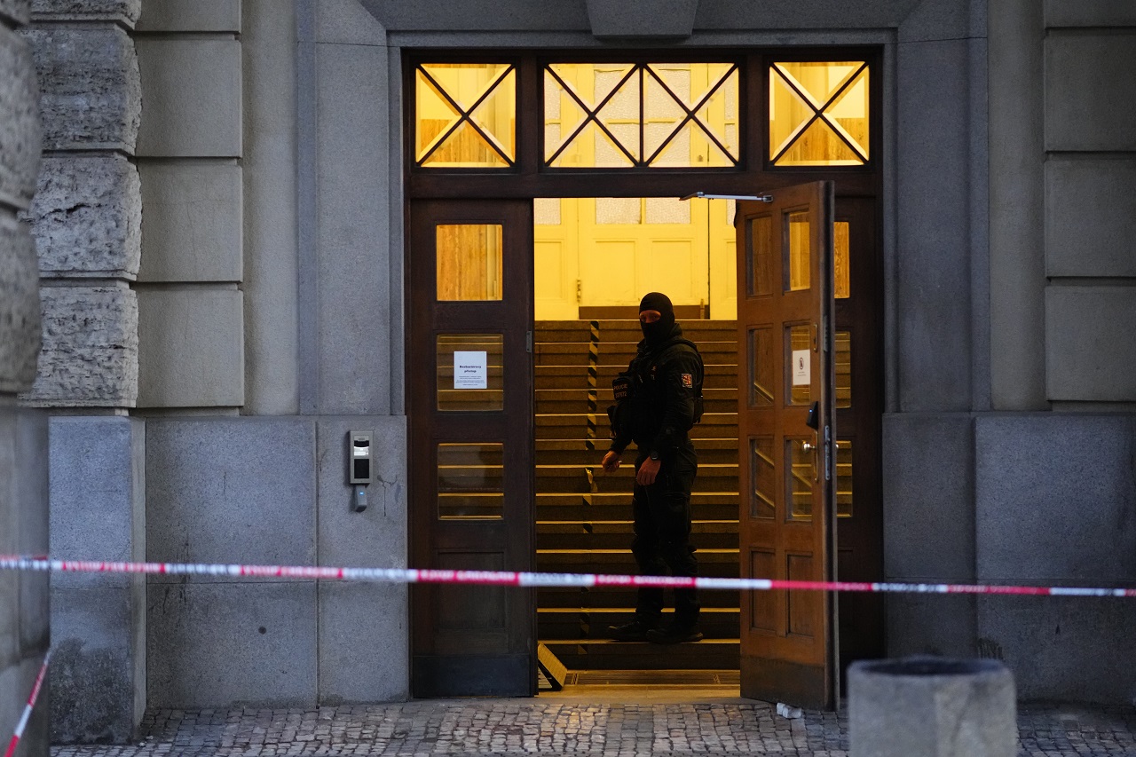 Polícia našla list od strelca z Prahy