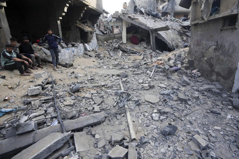 Zranený muž po izraelskom leteckom útoku na pásmo Gazy v meste Chán Júnis