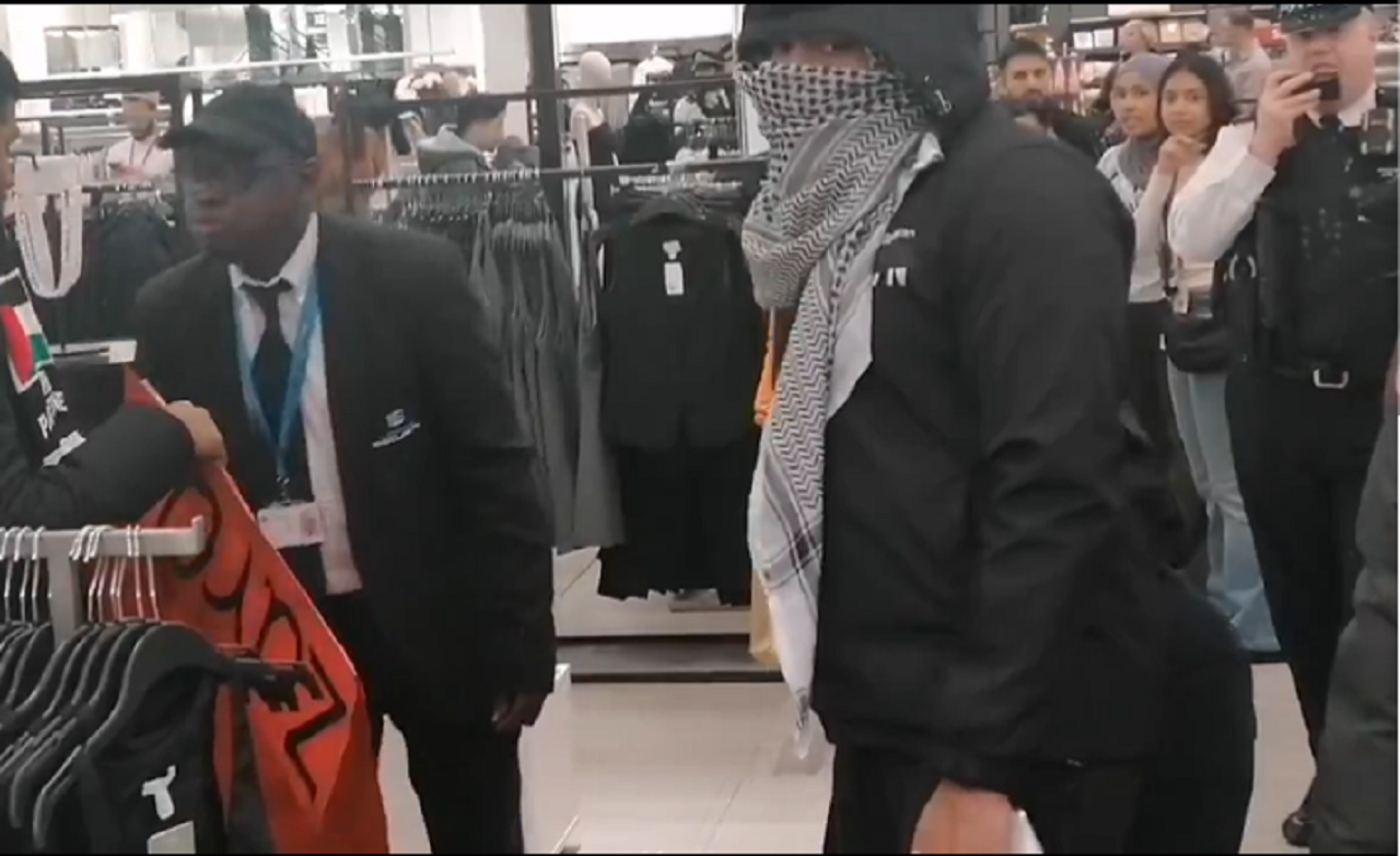 Propalestínski demonštranti vyčíňali v londýnskom nákupnom centre