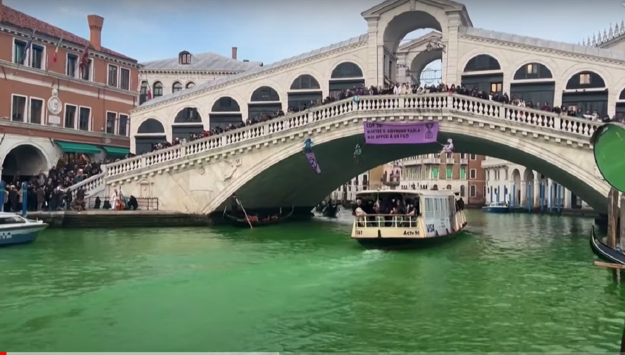 Aktivisti zafarbili vodu v Benátkach na zeleno