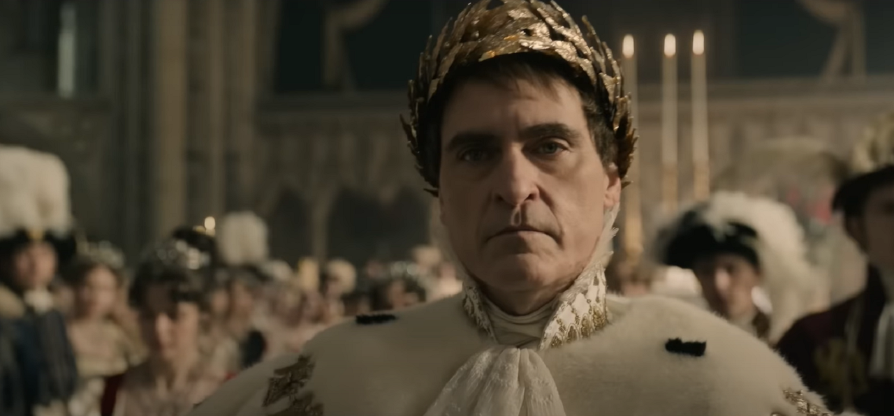 Film Joaquina Phoenixa “Napoleon” je “absolútna katastrofa”, tvrdí syn bývalého francúzskeho prezidenta