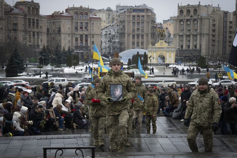 V Kyjeve sa ľudia lúčili s básnikom padlým na východnom fronte