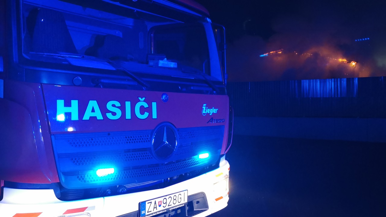 Hasiči zasahovali pri požiari nakladača v miestnej elektrárni na Bystrickej ulici v Žarnovici
