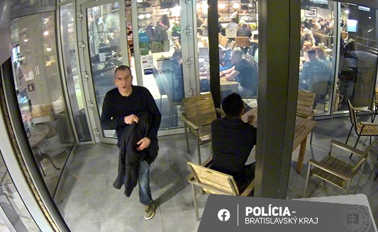 Polícia pátra po páchateľovi krádeže tašky v bratislavskej reštaurácii