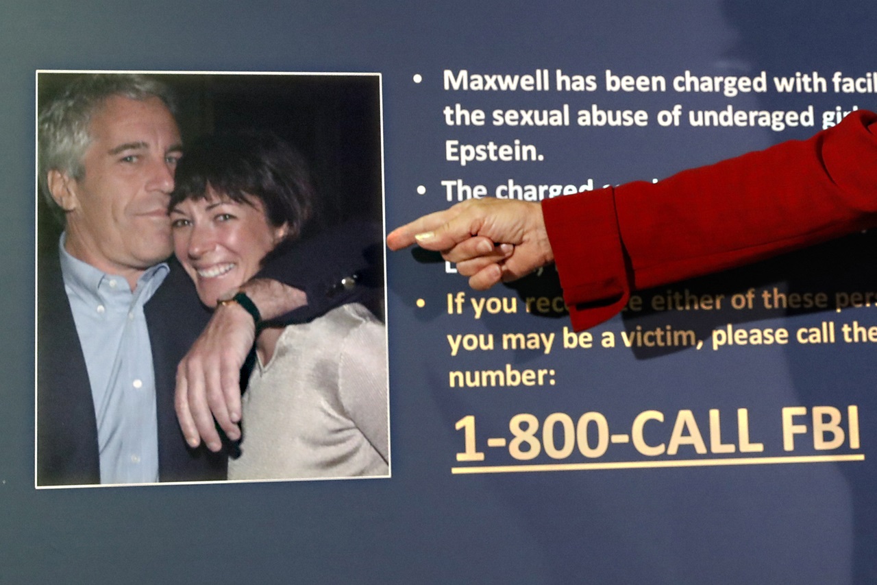 Súd začal zverejňovať dokumenty v prípade sexuálneho delikventa Epsteina