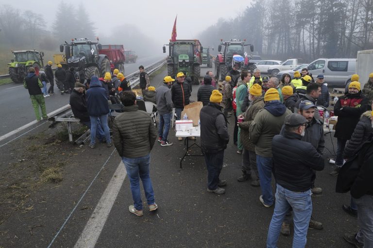 Francúzski farmári si obliehaním Paríža vynútili od vlády ústupky