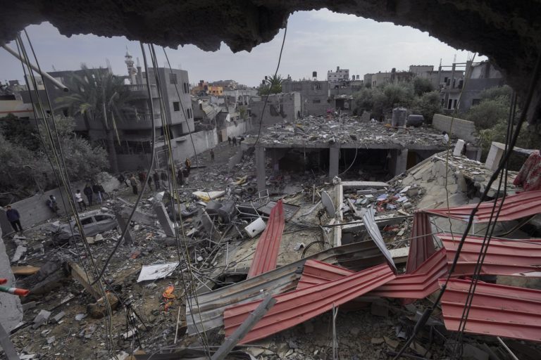 škody po izraelskom leteckom útoku na pásmo Gazy v utečeneckom tábore Maghazi