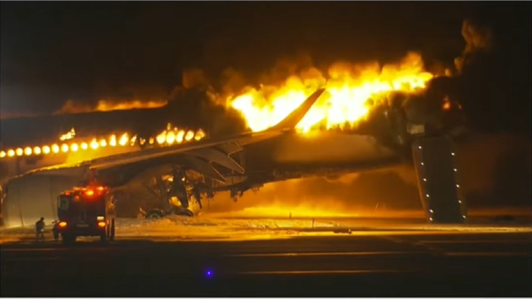 Lietadlo spoločnosti Japan Airlines v plameňoch