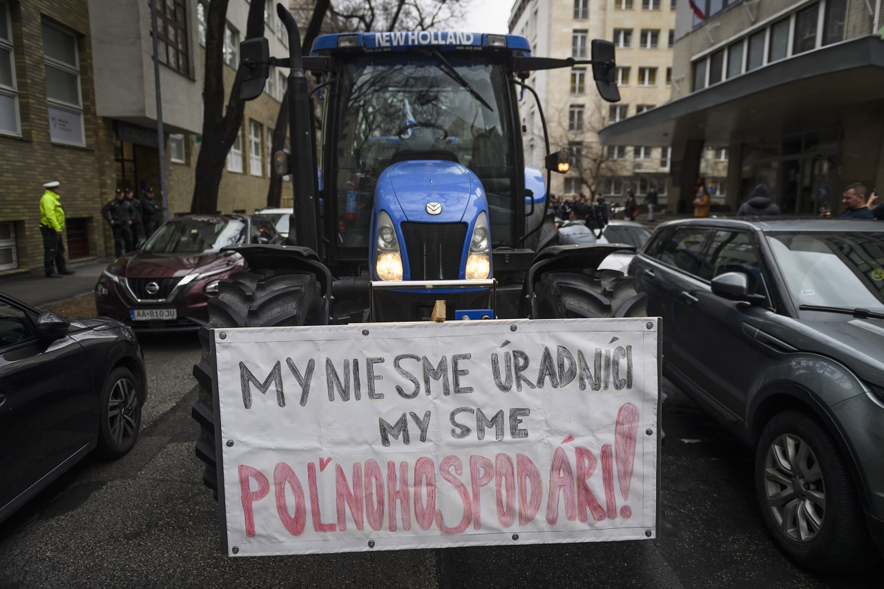 Už dnes to vypuklo NAŽIVO: Farmári vyšli na cesty naprieč Slovenskom